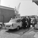 159603 Afbeelding van de douaneformaliteiten bij de autoslaaptrein te Hoek van Holland.